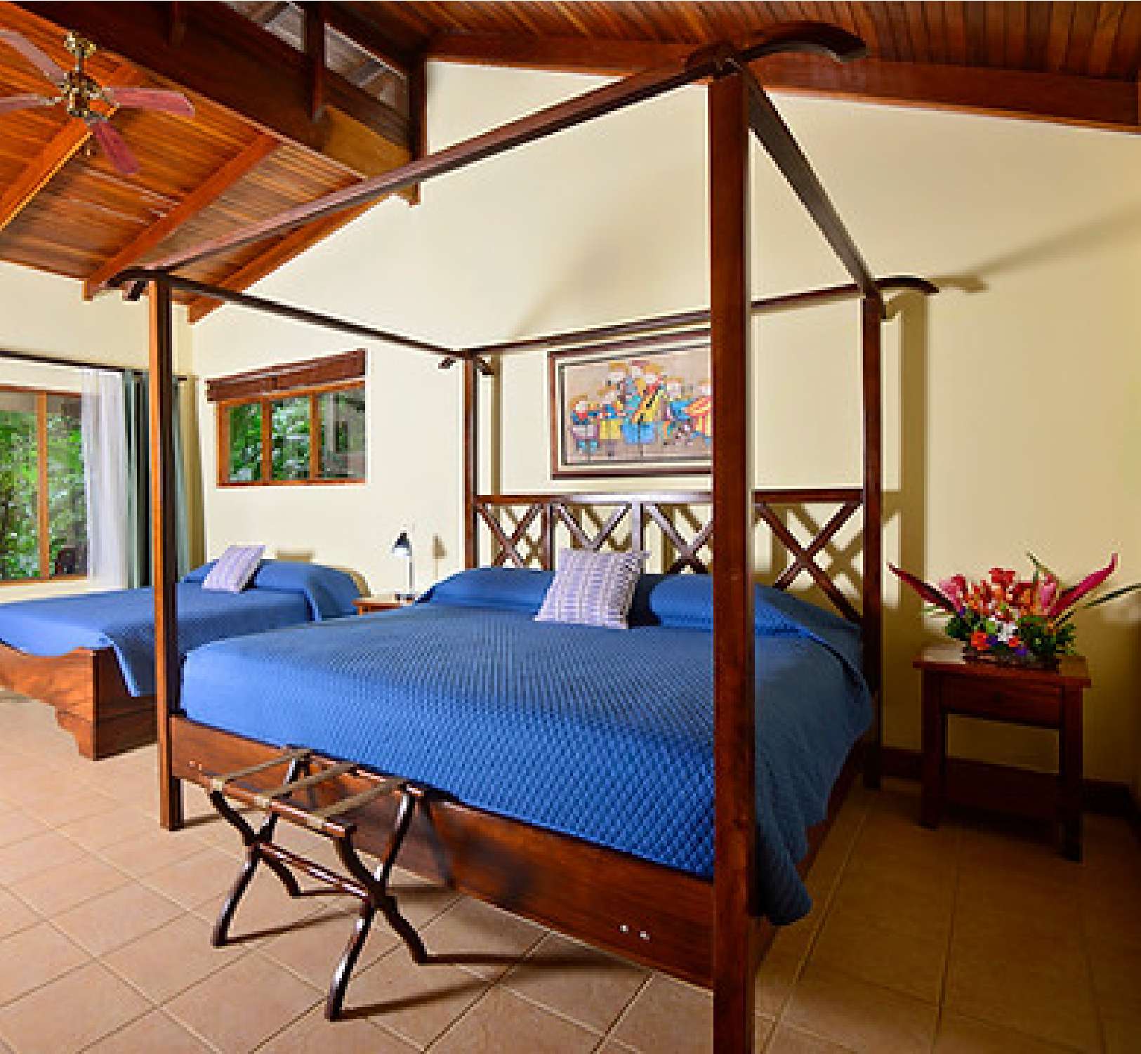 Habitación con cama de dosel