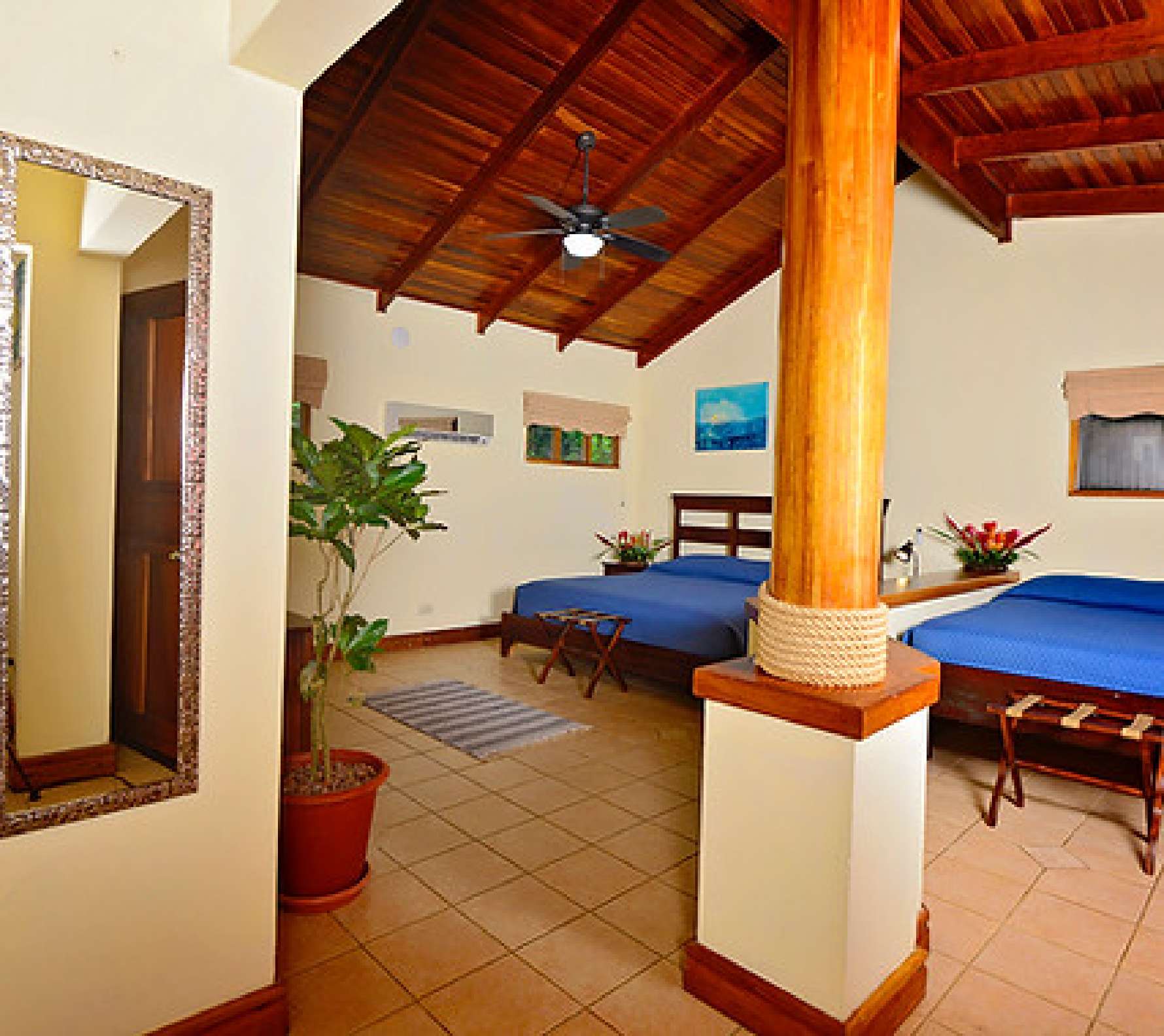 Habitación con techo de madera