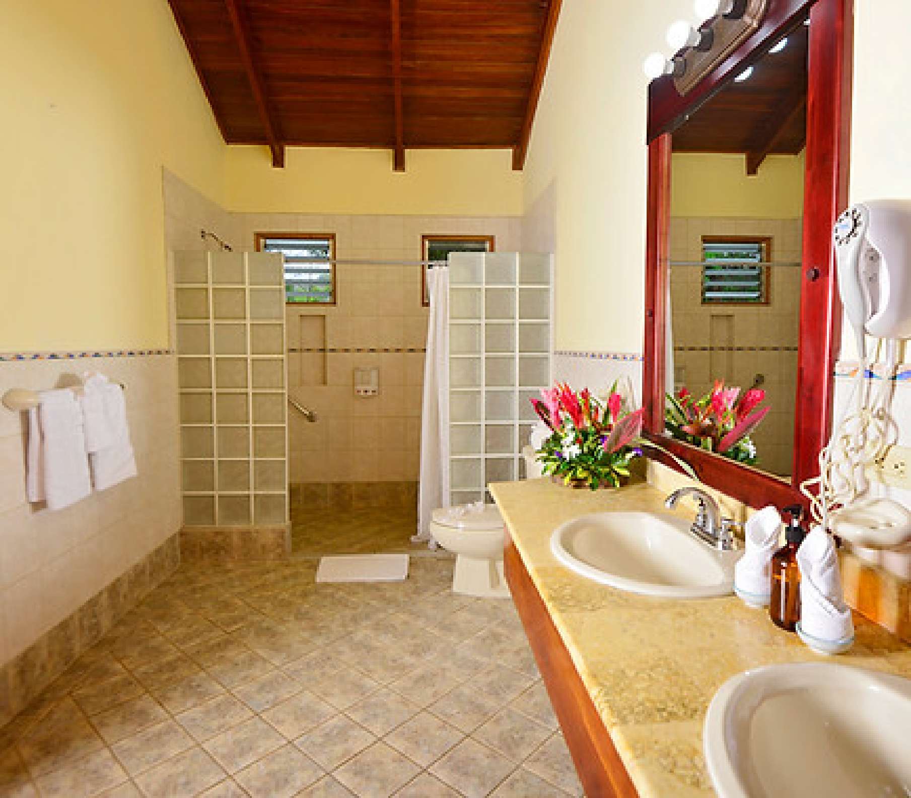 Baño accesible con ducha a nivel del piso